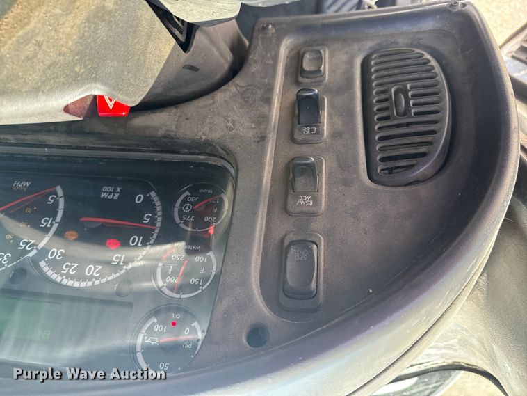 image for item EG8215 2013 Freightliner Business Class M2 refuse truck