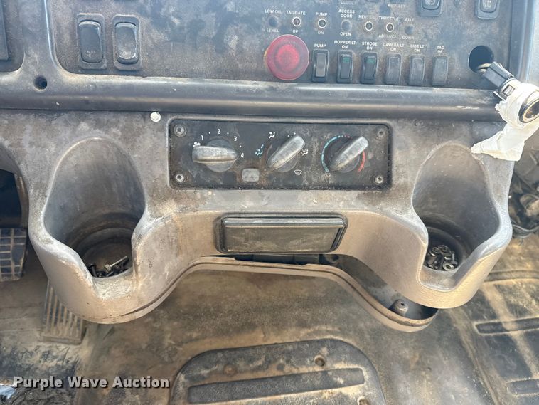 image for item EG8215 2013 Freightliner Business Class M2 refuse truck