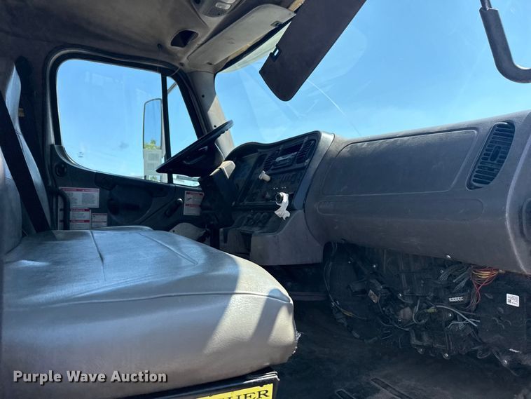 image for item EG8215 2013 Freightliner Business Class M2 refuse truck