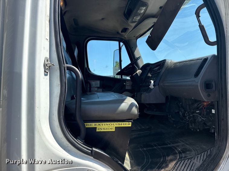 image for item EG8215 2013 Freightliner Business Class M2 refuse truck