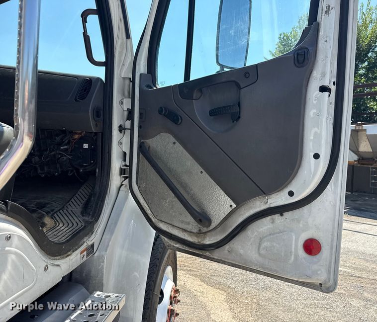 image for item EG8215 2013 Freightliner Business Class M2 refuse truck