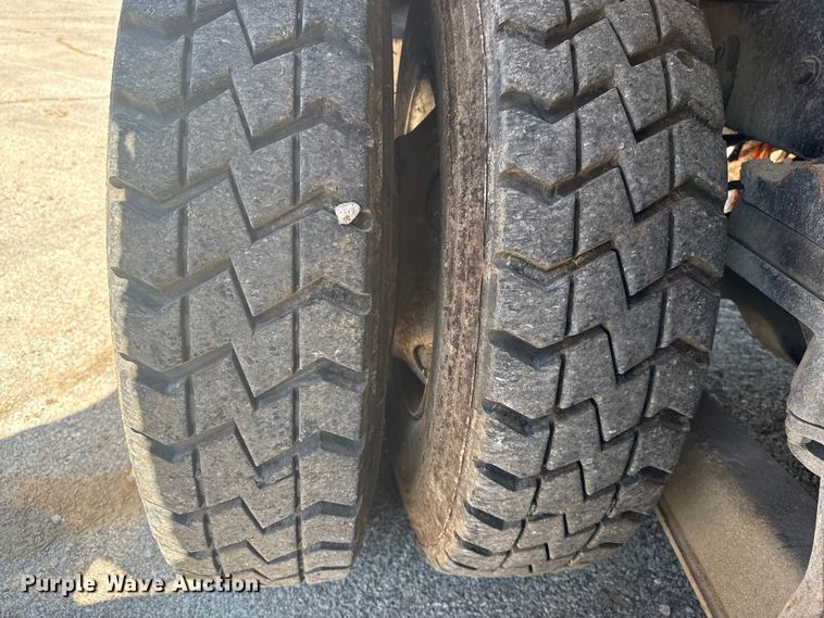 image for item EG8215 2013 Freightliner Business Class M2 refuse truck