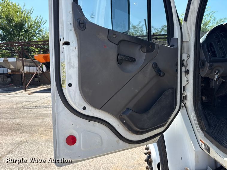 image for item EG8217 2012 Freightliner Business Class M2 utility / service truck