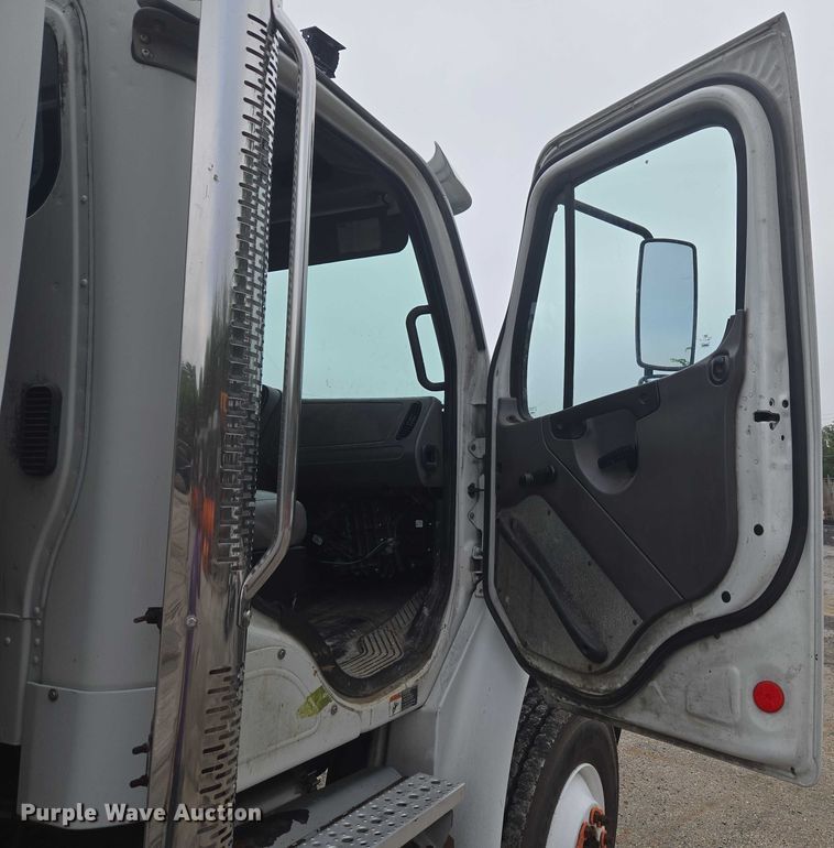 image for item EG8220 2012 Freightliner Business Class M2 refuse truck