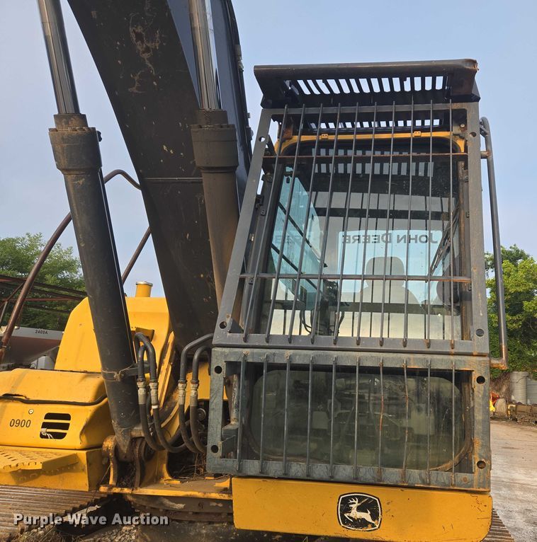 image for item EG8224 2009 John Deere 200D LC excavator