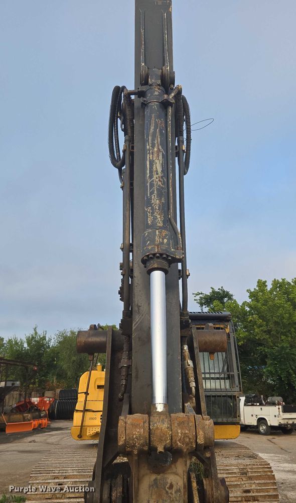 image for item EG8224 2009 John Deere 200D LC excavator