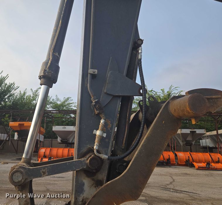 image for item EG8224 2009 John Deere 200D LC excavator