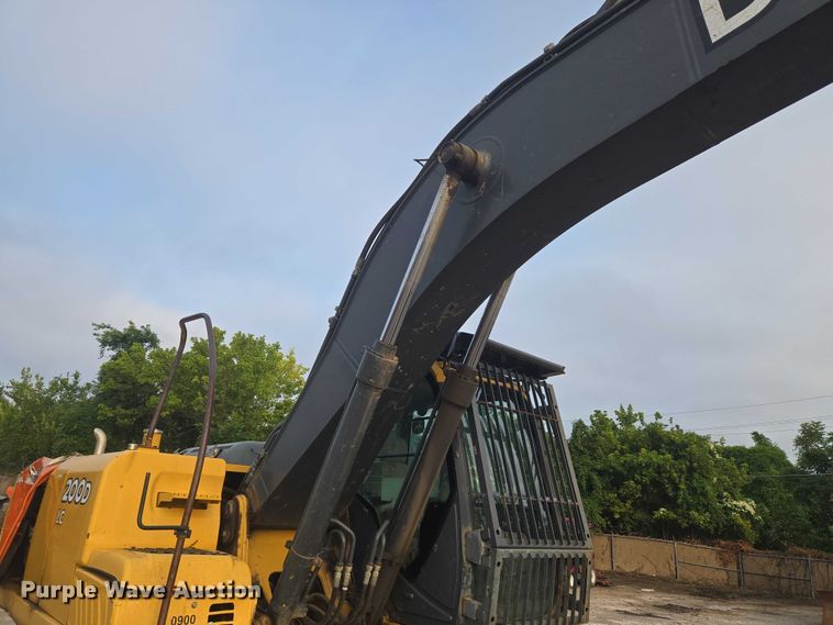 image for item EG8224 2009 John Deere 200D LC excavator