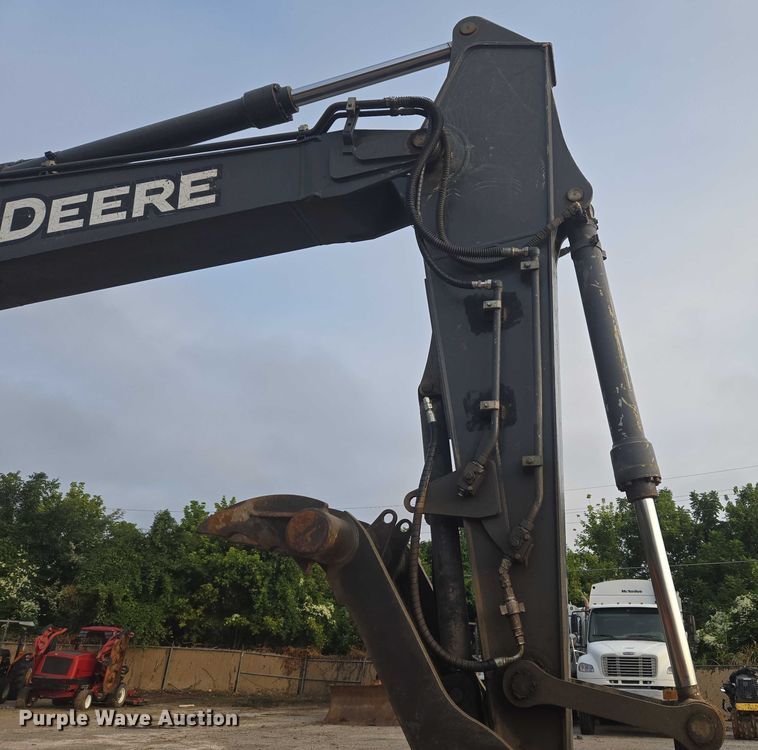image for item EG8224 2009 John Deere 200D LC excavator