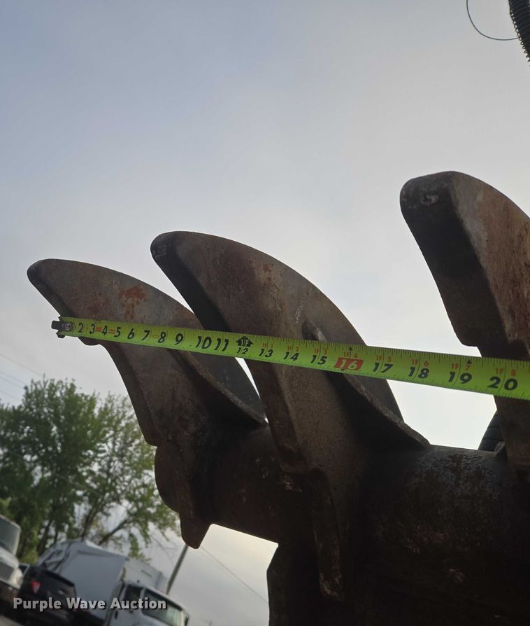 image for item EG8224 2009 John Deere 200D LC excavator