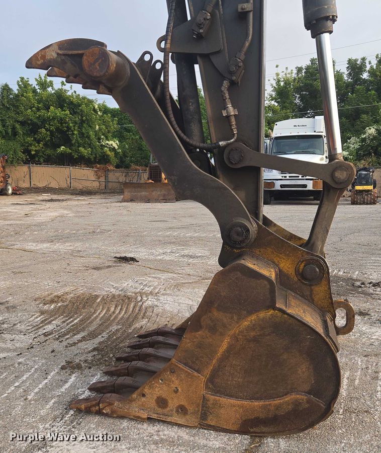 image for item EG8224 2009 John Deere 200D LC excavator