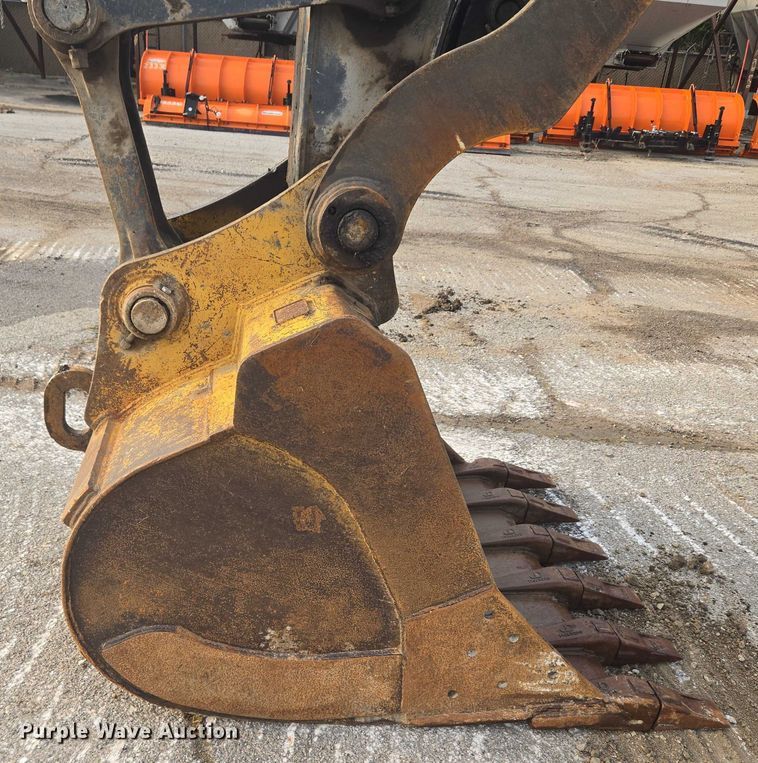 image for item EG8224 2009 John Deere 200D LC excavator