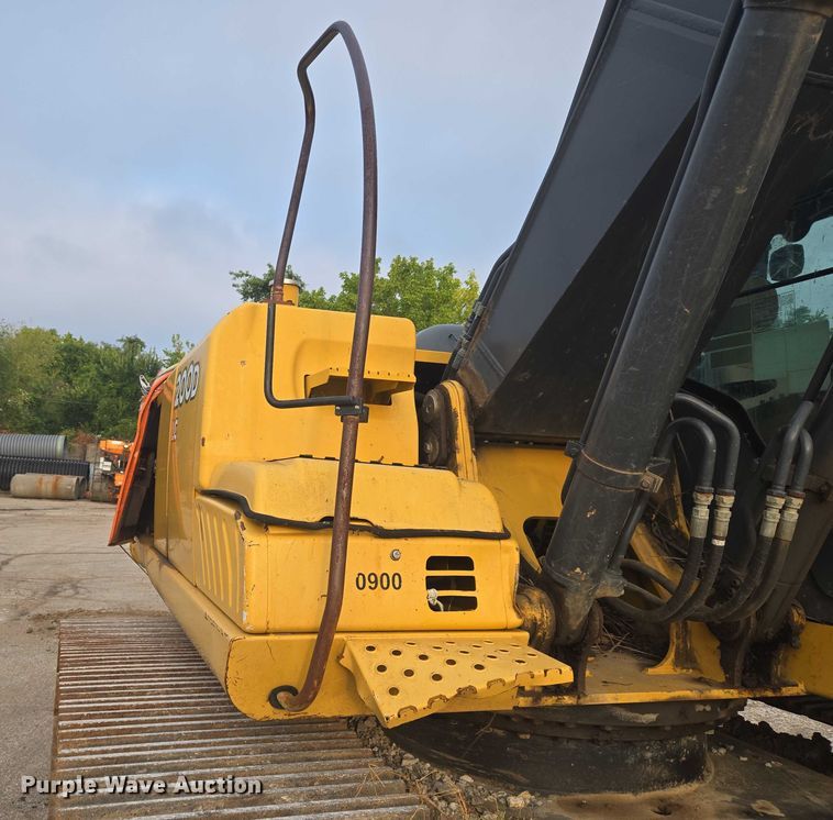 image for item EG8224 2009 John Deere 200D LC excavator