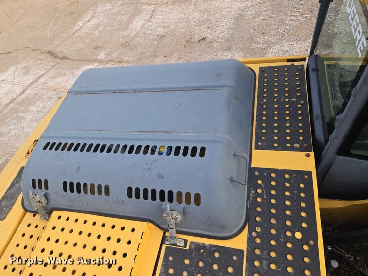 image for item EG8224 2009 John Deere 200D LC excavator