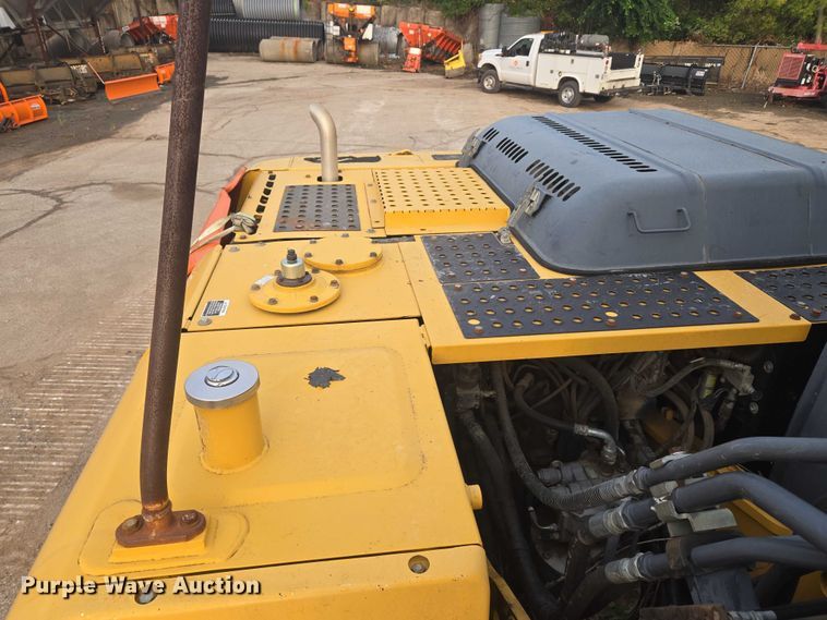 image for item EG8224 2009 John Deere 200D LC excavator