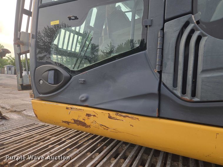 image for item EG8224 2009 John Deere 200D LC excavator