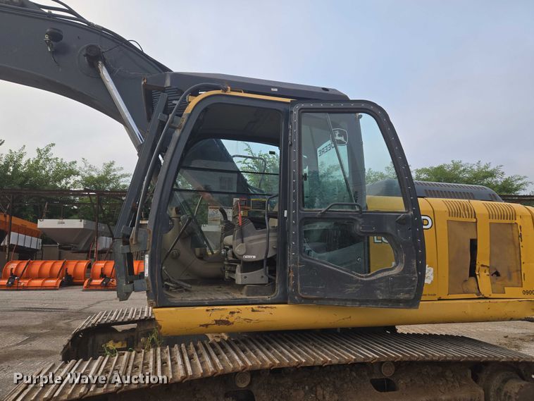 image for item EG8224 2009 John Deere 200D LC excavator