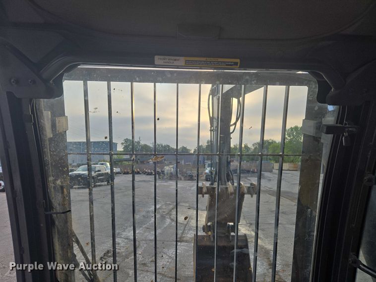 image for item EG8224 2009 John Deere 200D LC excavator