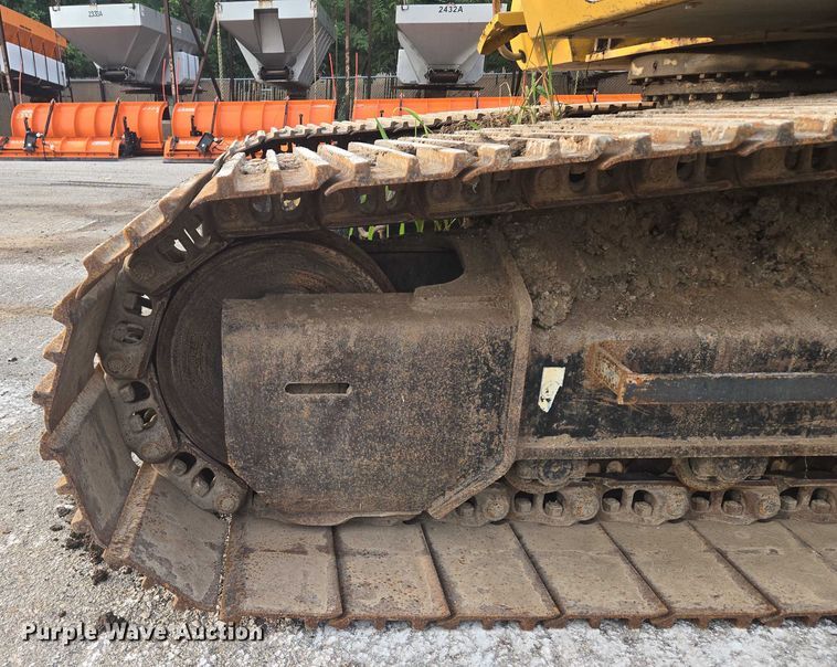 image for item EG8224 2009 John Deere 200D LC excavator