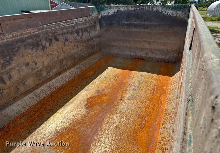 image for item EM2317 2010 Peterbilt 340 dump truck