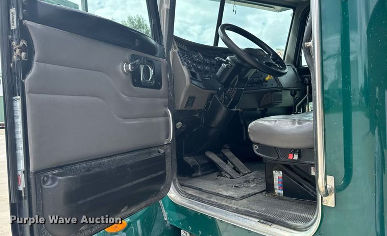 image for item EM2317 2010 Peterbilt 340 dump truck