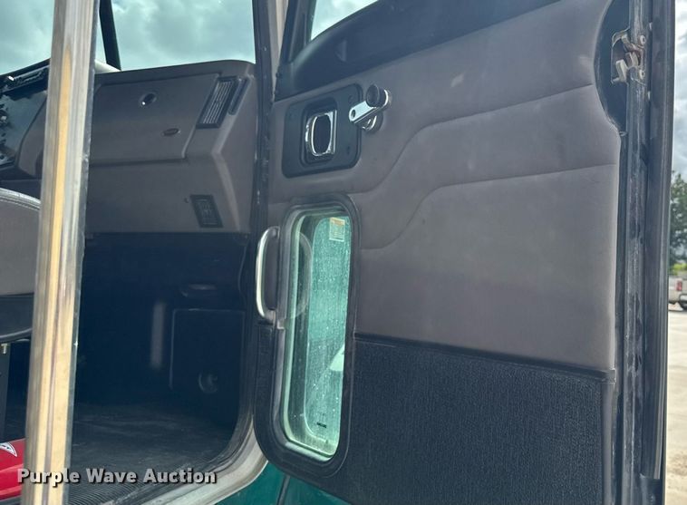 image for item EM2317 2010 Peterbilt 340 dump truck