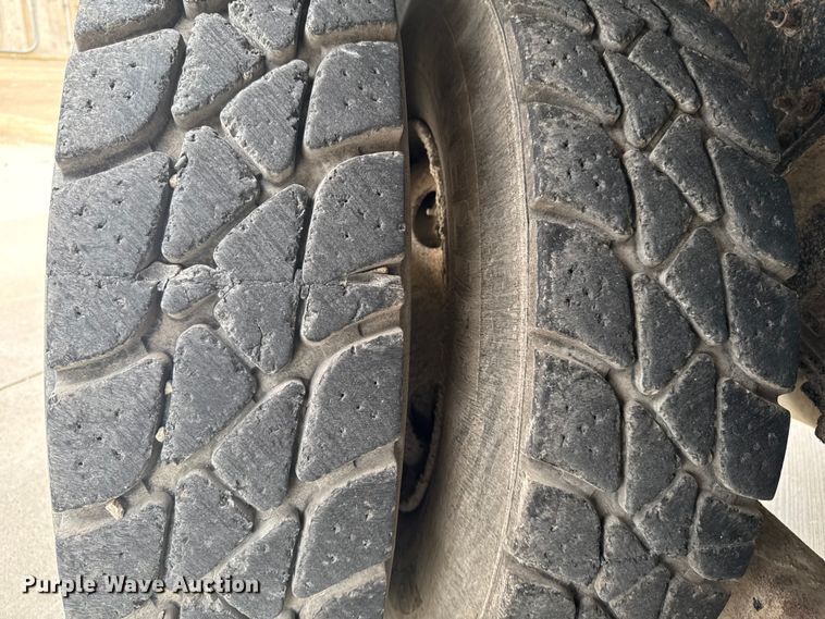 image for item EM2317 2010 Peterbilt 340 dump truck