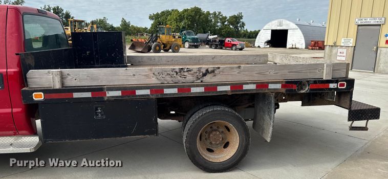 image for item EM2319 2000 Ford F450 Super Duty  flatbed truck