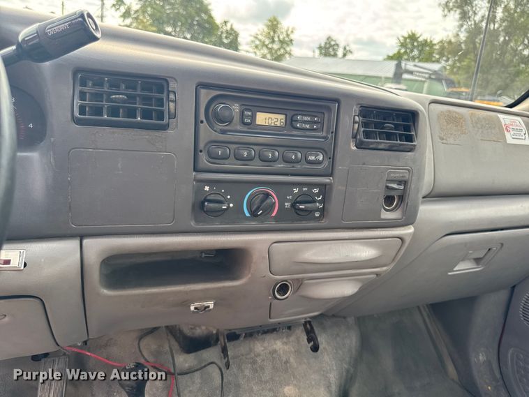 image for item EM2319 2000 Ford F450 Super Duty  flatbed truck