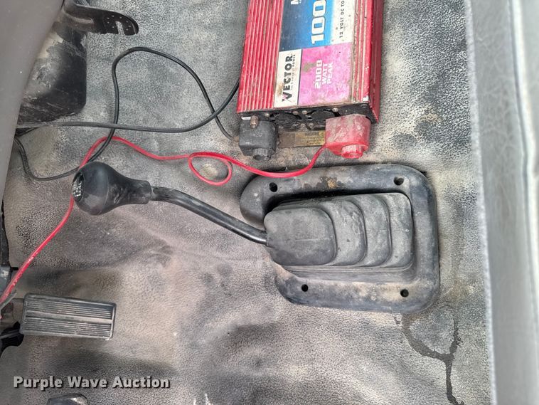 image for item EM2319 2000 Ford F450 Super Duty  flatbed truck