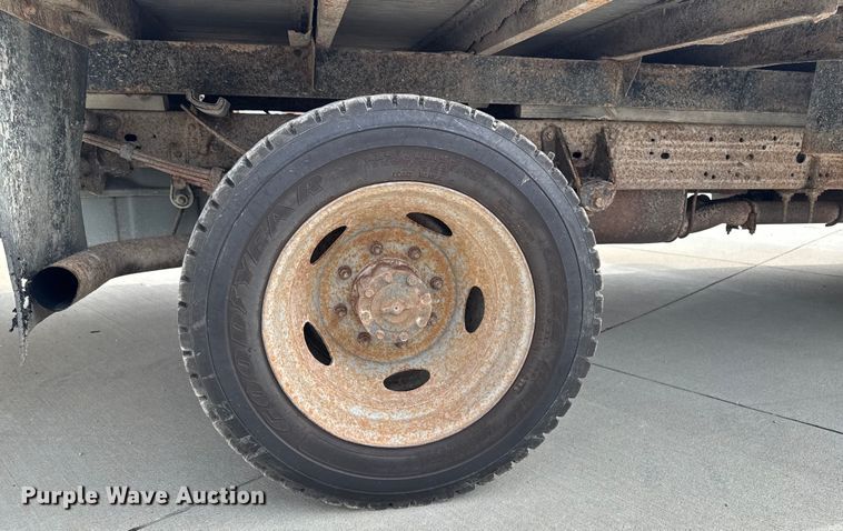 image for item EM2319 2000 Ford F450 Super Duty  flatbed truck