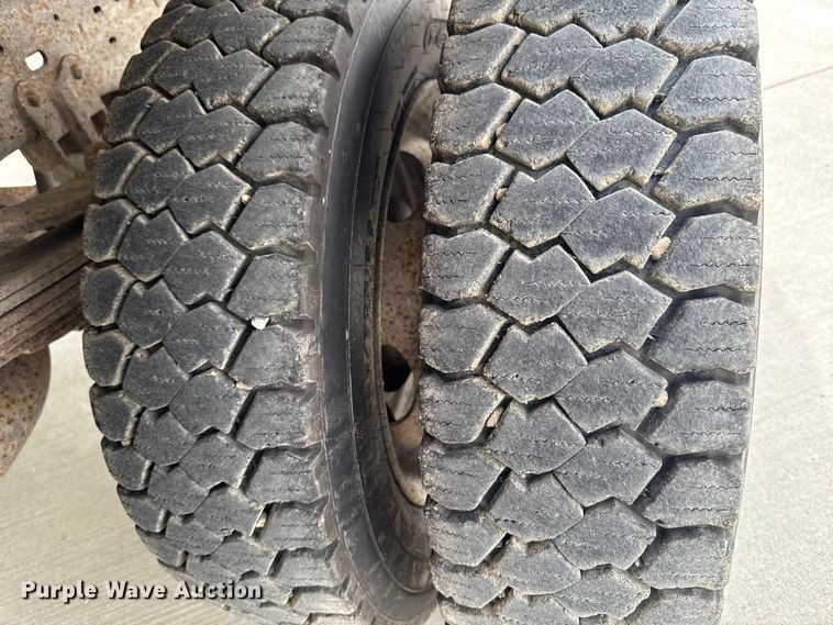 image for item EM2319 2000 Ford F450 Super Duty  flatbed truck