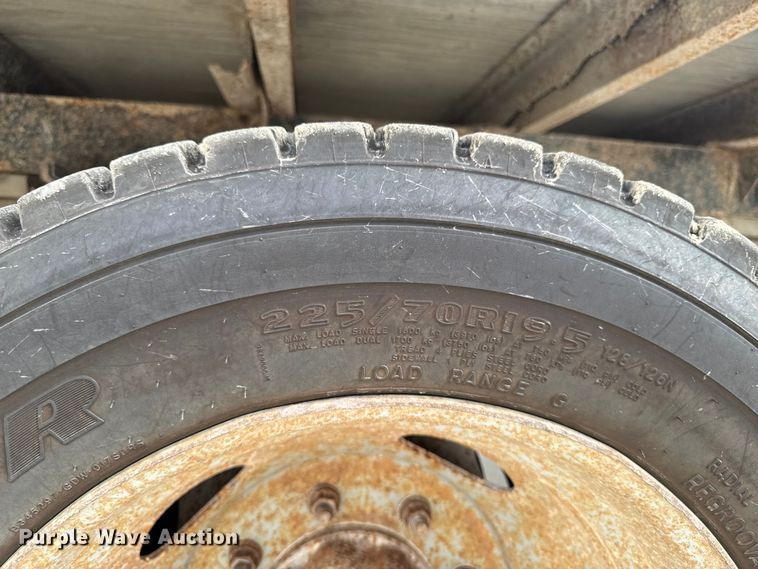 image for item EM2319 2000 Ford F450 Super Duty  flatbed truck