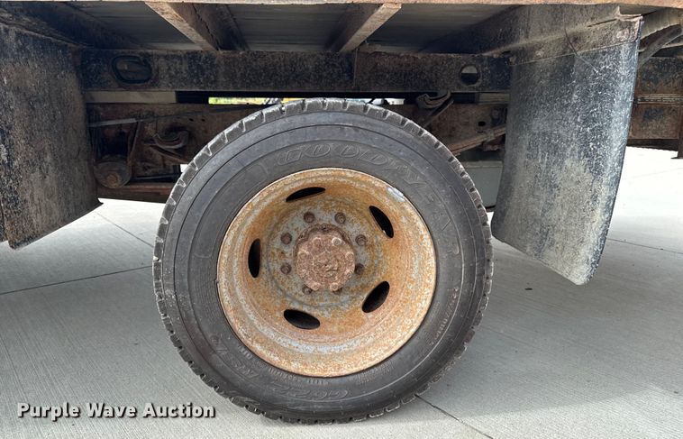 image for item EM2319 2000 Ford F450 Super Duty  flatbed truck