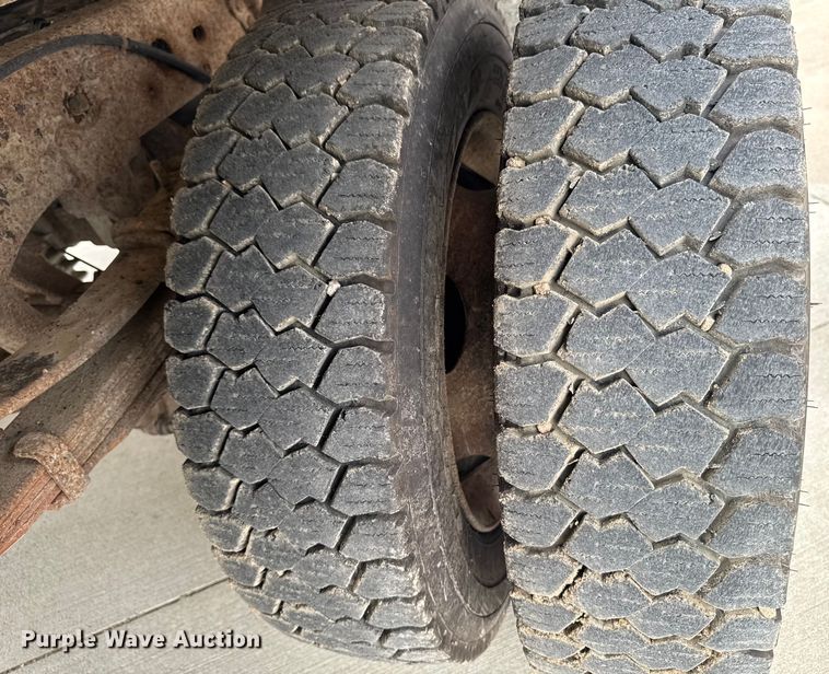 image for item EM2319 2000 Ford F450 Super Duty  flatbed truck