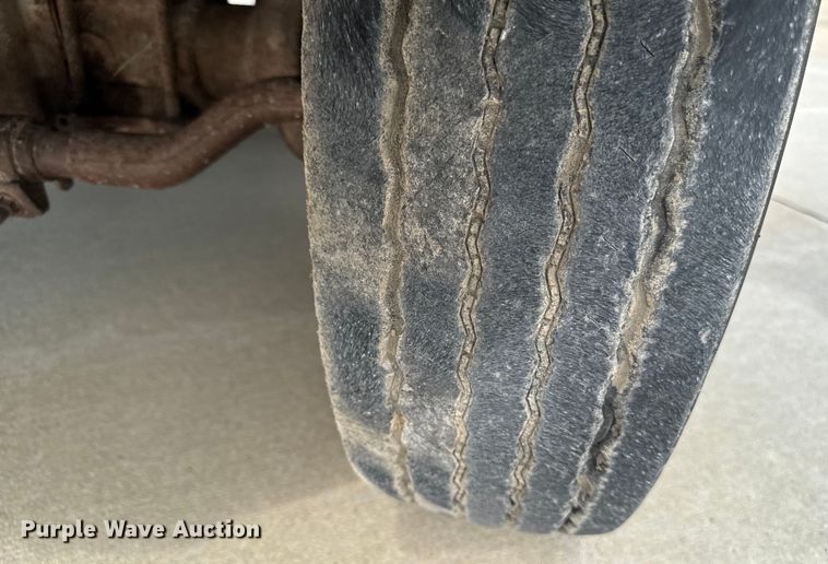 image for item EM2319 2000 Ford F450 Super Duty  flatbed truck