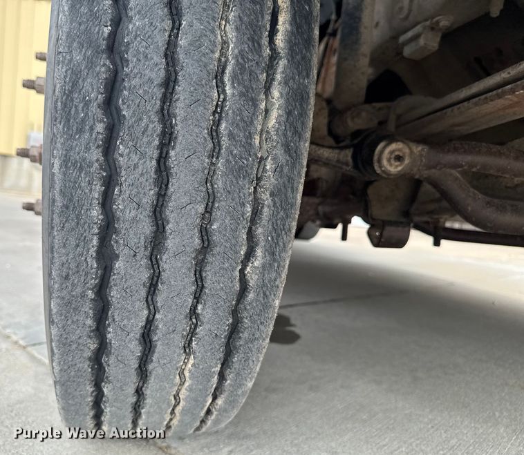 image for item EM2319 2000 Ford F450 Super Duty  flatbed truck