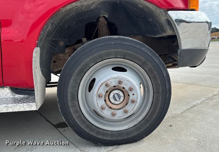 image for item EM2319 2000 Ford F450 Super Duty  flatbed truck