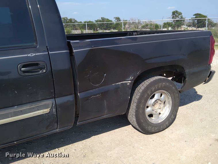 image for item EM8065 2003 Chevrolet Silverado 1500 pickup truck