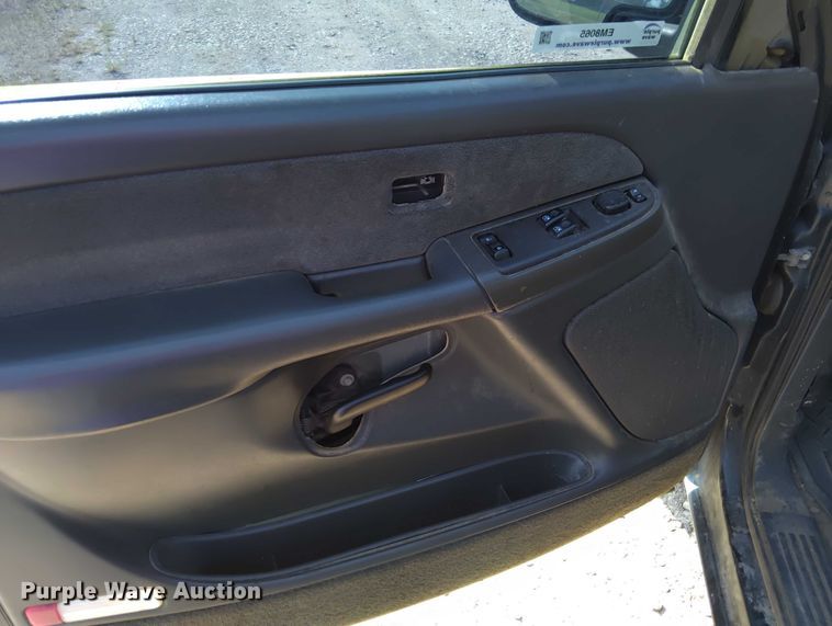 image for item EM8065 2003 Chevrolet Silverado 1500 pickup truck