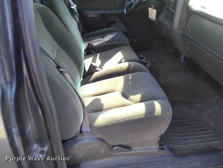 image for item EM8065 2003 Chevrolet Silverado 1500 pickup truck