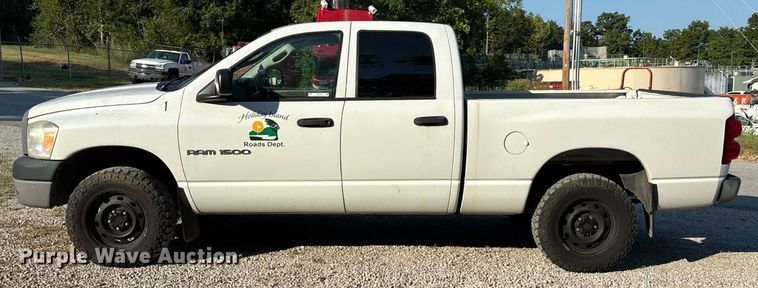 image for item EN5526 2007 Dodge Ram 1500 Quad Cab pickup truck