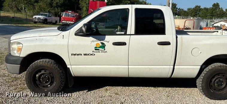image for item EN5526 2007 Dodge Ram 1500 Quad Cab pickup truck