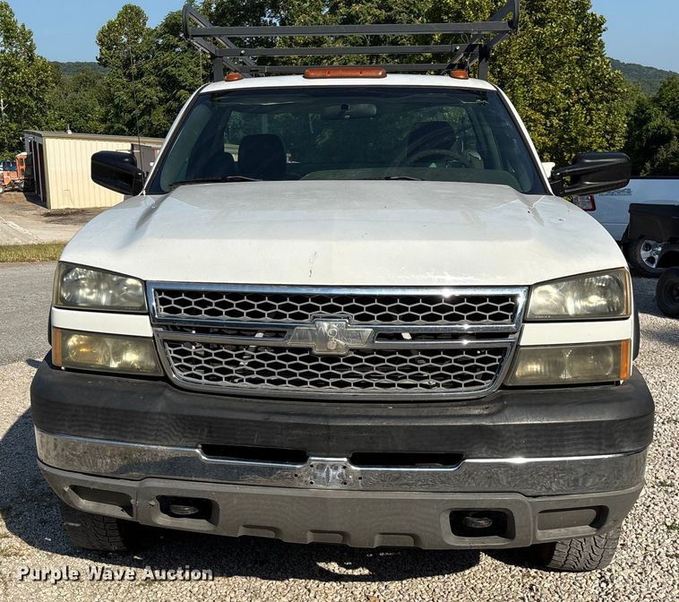 image for item EN5528 2005 Chevrolet Silverado 3500 utility bed pickup truck