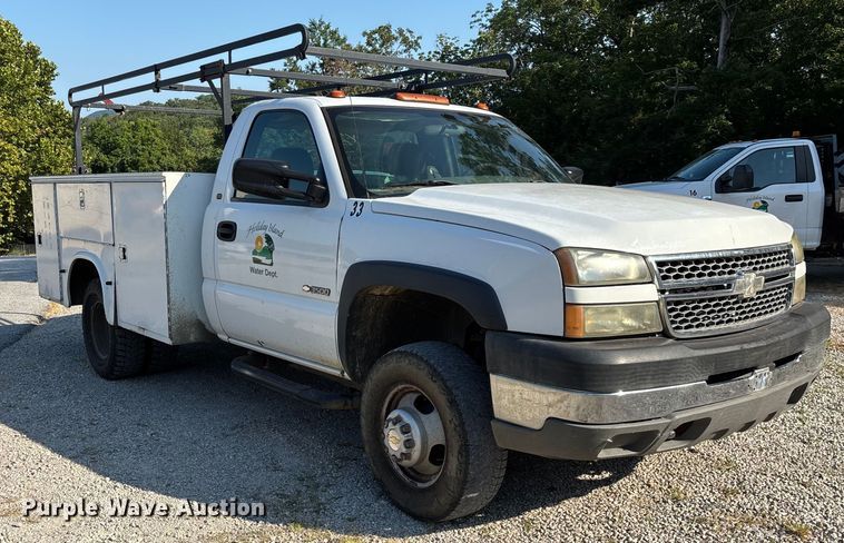 image for item EN5528 2005 Chevrolet Silverado 3500 utility bed pickup truck