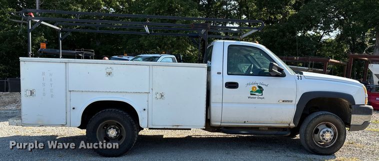 image for item EN5528 2005 Chevrolet Silverado 3500 utility bed pickup truck