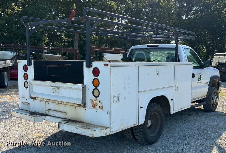 image for item EN5528 2005 Chevrolet Silverado 3500 utility bed pickup truck