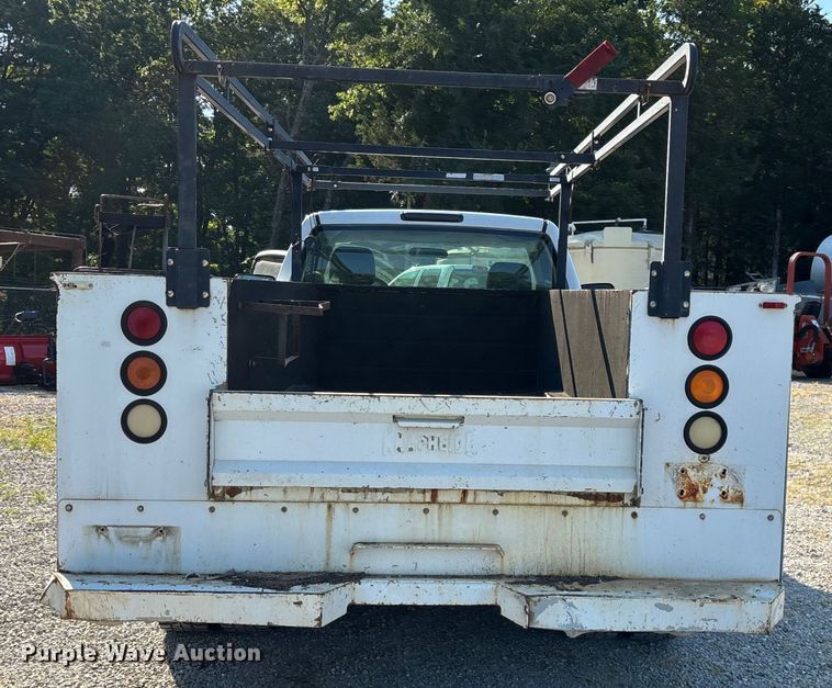 image for item EN5528 2005 Chevrolet Silverado 3500 utility bed pickup truck