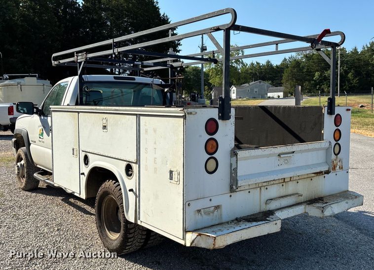 image for item EN5528 2005 Chevrolet Silverado 3500 utility bed pickup truck
