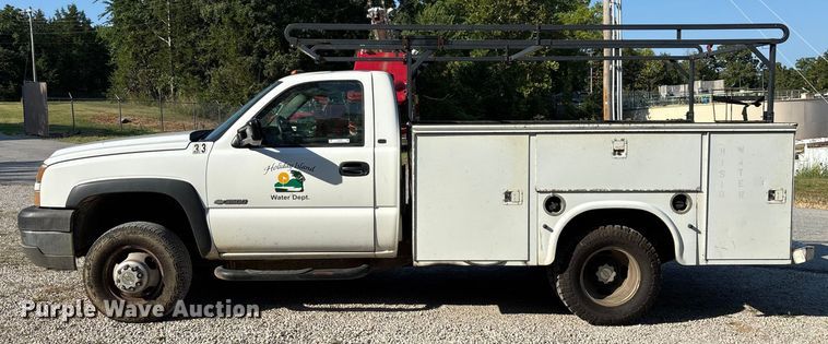 image for item EN5528 2005 Chevrolet Silverado 3500 utility bed pickup truck
